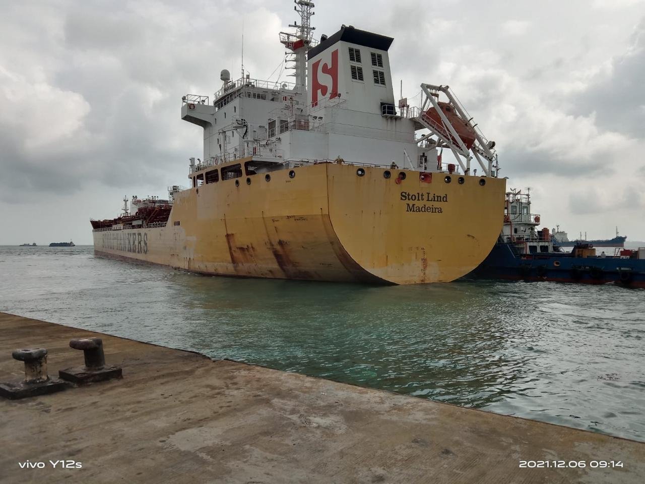Chemical tanker Stolt Lind at berth